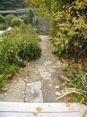 astonishing-flagstone-garden-walkway